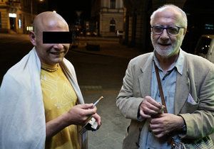 Ján Sedal (vpravo) svého útočníka znal. Tady je s ním na fotografii jen pár dní před brutálním incidentem. O 3 dny později na něj muž zaútočil kvůli obyčejné cigaretě...