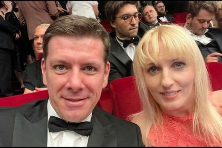 Poslanec Jan Skopeček (ODS) s manželkou v Karlových Varech (5. 7. 2022)