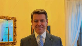 Jan Skopeček (ODS) ukázal osvědčení pro poslance (3.11.2025).