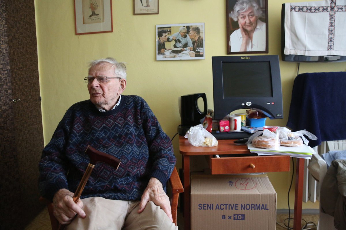 Skopeček si v garsonce pověsil manželku Věru Tichánkovou (†93) a fotografii ze seriálu Tři chlapi v chalupě.