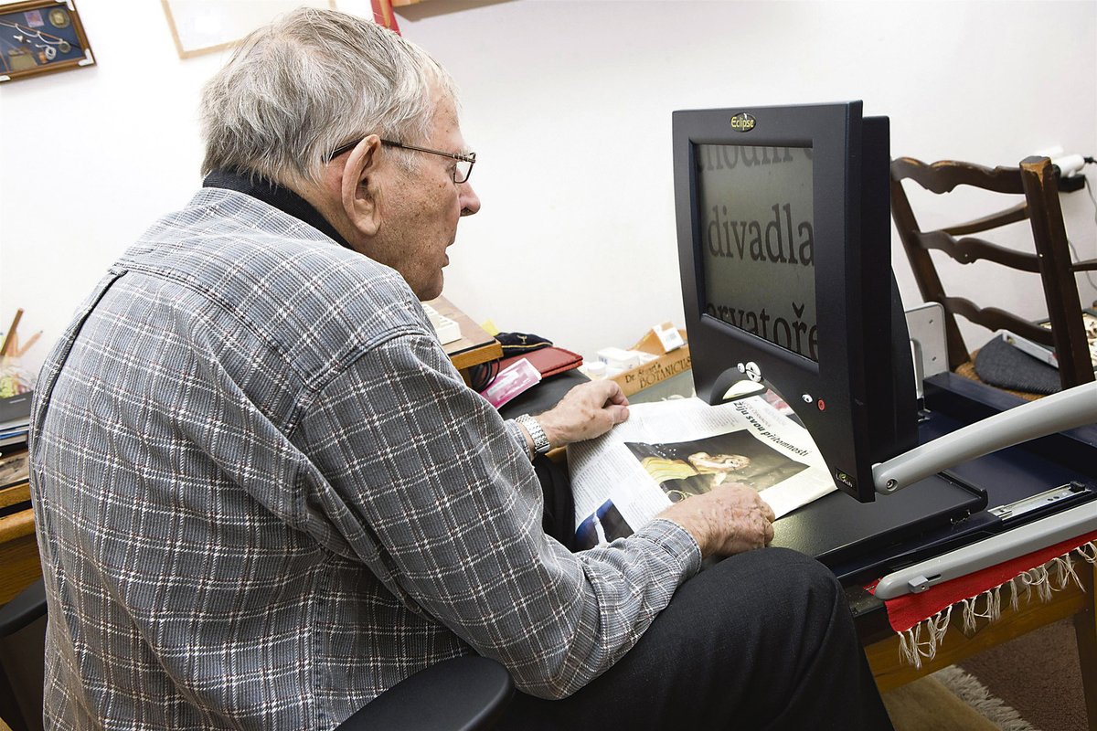 S elektronickou lupou může Skopeček číst