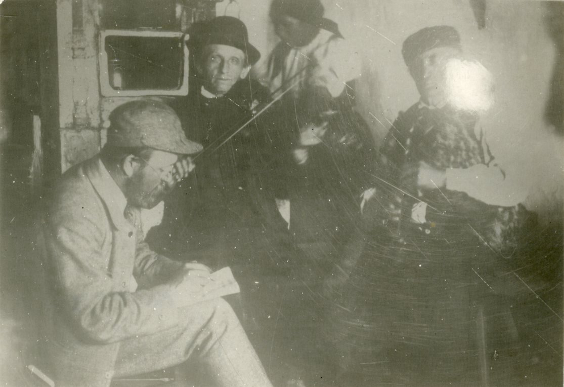 Alois Jirásek v době, kdy sbíral materiál pro Psohlavce. Hrají mu hudebníci z Chodska.  