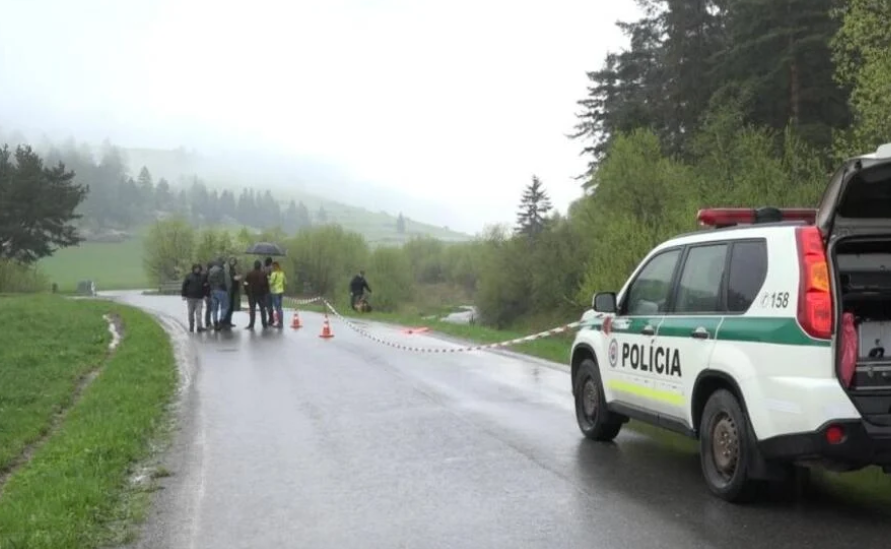 Pachatel střílel i na auto se snoubenci. Muže zasáhl, ten se ale naštěstí ze zranění vylízal.