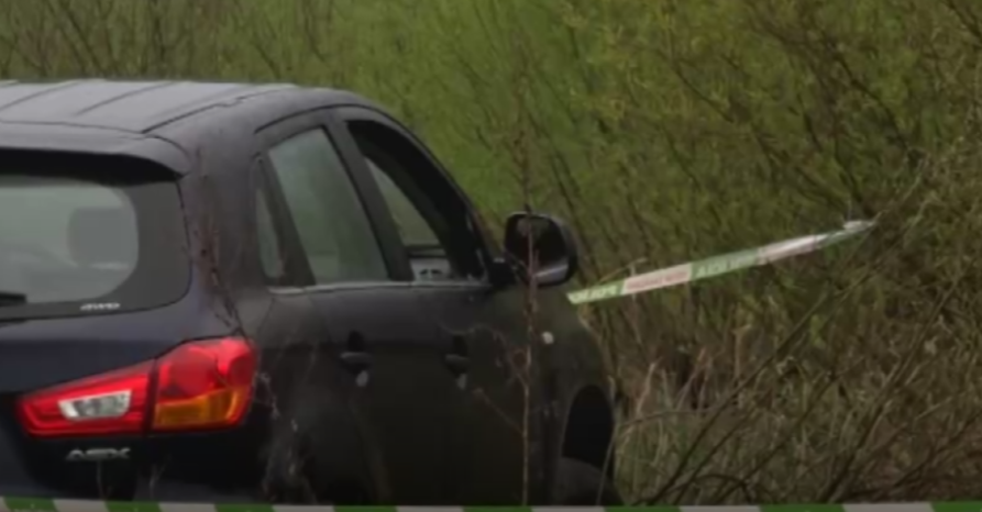 Pachatel střílel i na auto (na snímku) se snoubenci. Muže zasáhl, ten se ale naštěstí ze zranění vylízal.