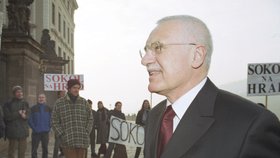 Václav Klaus porazil v prezidentské volbě 2003 Jana Sokola.
