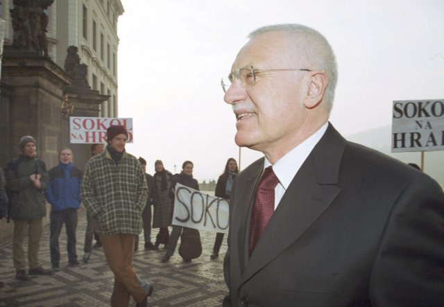 Václav Klaus porazil v prezidentské volbě 2003 Jana Sokola.