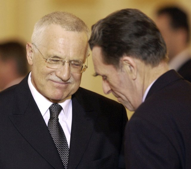 Václav Klaus porazil v prezidentské volbě v roce 2003 Jana Sokola.