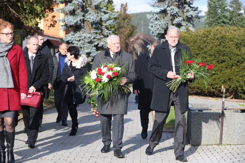 S někdejším československým premiérem Janem Stráským se přijel rozloučit i exprezident Václav Klaus.