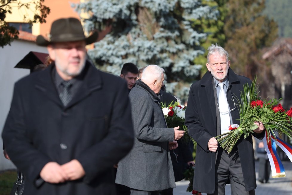 S někdejším československým premiérem Janem Stráským se přijel rozloučit i exprezident Václav Klaus.
