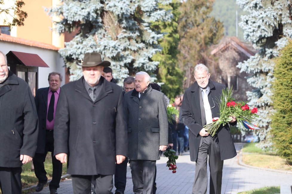 S někdejším československým premiérem Janem Stráským se přijel rozloučit i exprezident Václav Klaus.