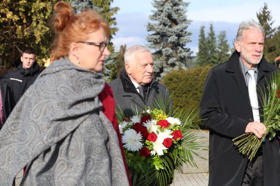 S někdejším československým premiérem Janem Stráským se přijel rozloučit i exprezident Václav Klaus.