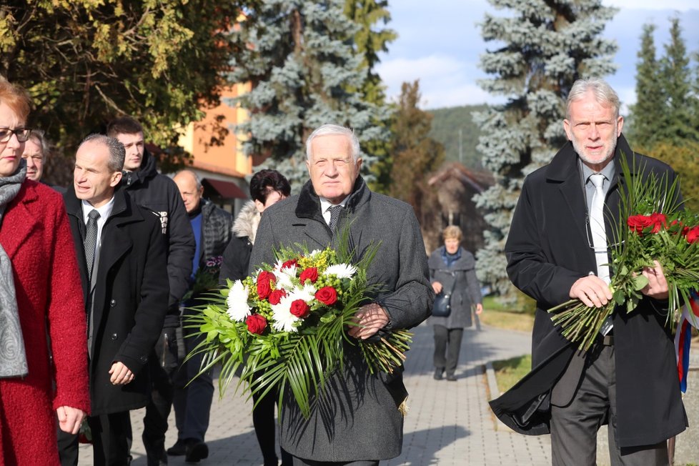 S někdejším československým premiérem Janem Stráským se přijel rozloučit i exprezident Václav Klaus.