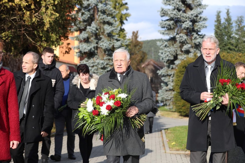 S někdejším československým premiérem Janem Stráským se přijel rozloučit i exprezident Václav Klaus.