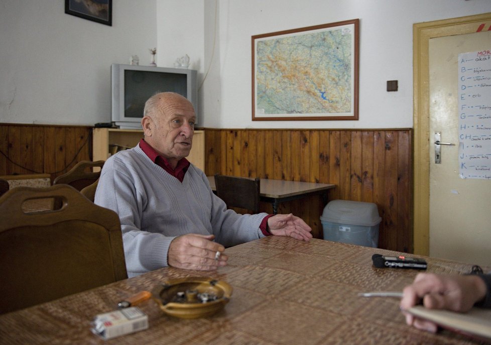 Poslední československý premiér Jan Stráský slaví na Štědrý den narozeniny. Letos už 75. a stále je aktivním turistou. Ročně zvládne pěšky alespoň 600 kilometrů