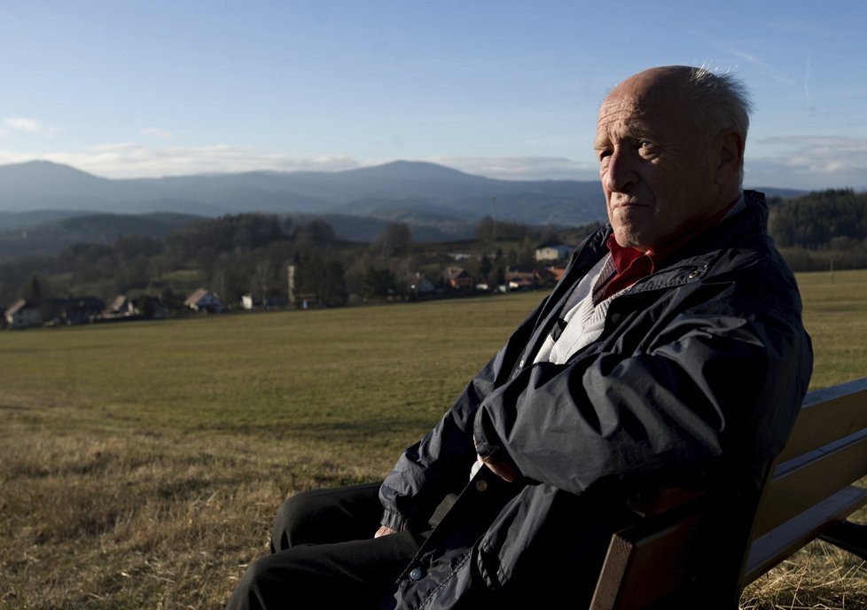 Poslední československý premiér Jan Stráský slaví na Štědrý den narozeniny. Letos už 75. a stále je aktivním turistou. Ročně zvládne pěšky alespoň 600 kilometrů