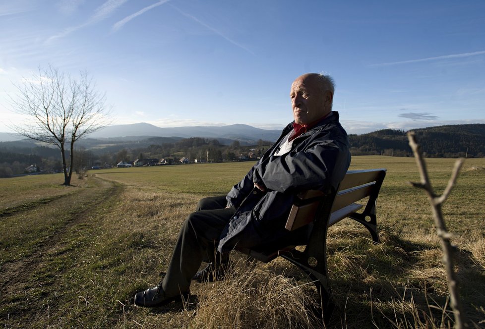 Poslední československý premiér Jan Stráský slaví na Štědrý den narozeniny. Letos už 75. a stále je aktivním turistou. Ročně zvládne pěšky alespoň 600 kilometrů