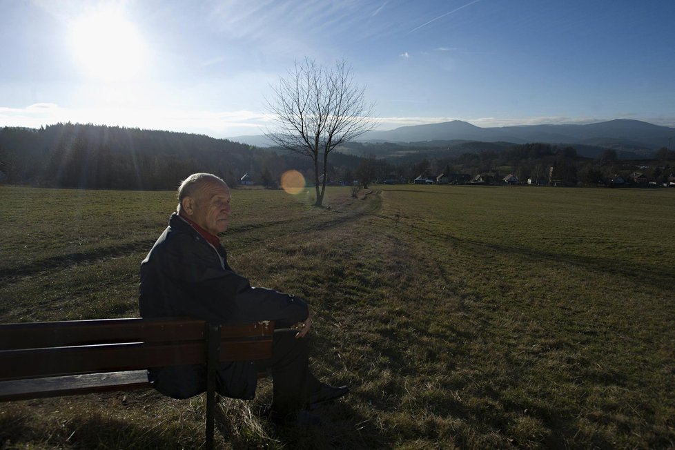 Poslední československý premiér Jan Stráský slaví na Štědrý den narozeniny. Letos už 75. a stále je aktivním turistou. Ročně zvládne pěšky alespoň 600 kilometrů