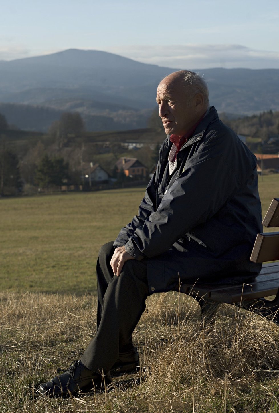 Poslední československý premiér Jan Stráský slaví na Štědrý den narozeniny. Letos už 75. a stále je aktivním turistou. Ročně zvládne pěšky alespoň 600 kilometrů