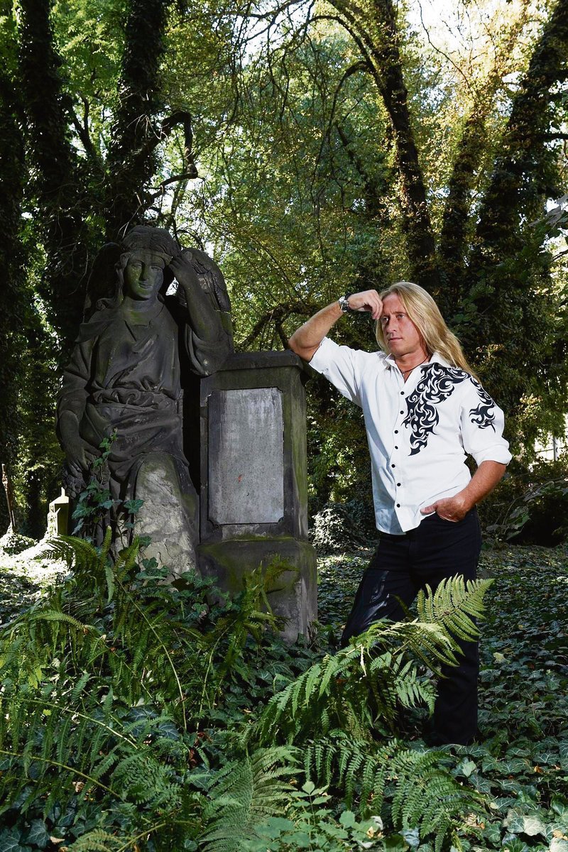 Kamil Střihavka a kamenný anděl vypadjí téměř jako sourozenecký pár.
