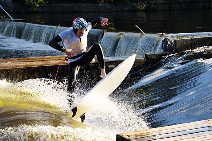 Janek Moleš, už několik let nepřekonatelný šampion river surfingu v ČR. Z posledního závodu Finbreaker. Janek Moleš, už několik let nepřekonatelný šampion river surfingu v ČR. Z posledního závodu Finbreaker.