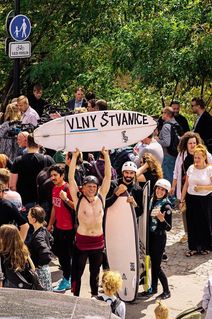 Díky Martinu Leskovjanovi (opírá se o prkno), naše Vlna vznikla. Předseda spolku. Díky Martinu Leskovjanovi (opírá se o prkno), naše Vlna vznikla. Předseda spolku.