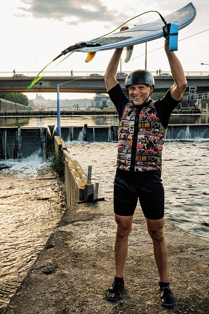 Stavíme si tu takový bobří hráze (v pozadí). V Německu už se jede mohutně v hydraulice, my máme prkýnka. Ale je to i záměr. Když přijde povodeň, máme pár hodin na to vlítnout do kanálu a rozebrat to, co jde, abychom uvolnili místo živlu. Stavíme si tu takový bobří hráze (v pozadí). V Německu už se jede mohutně v hydraulice, my máme prkýnka. Ale je to i záměr. Když přijde povodeň, máme pár hodin na to vlítnout do kanálu a rozebrat to, co jde, abychom uvolnili místo živlu.