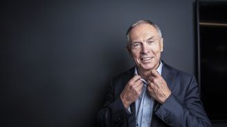 Recese si ordinujeme sami. Zbytečně drahým úvěrem i upejpáním státu, říká profesor Jan Švejnar Recese si ordinujeme sami. Zbytečně drahým úvěrem i upejpáním státu, říká profesor Jan Švejnar