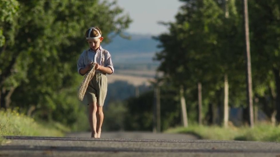 Záběry z filmu Po strništi bos Jana Svěráka