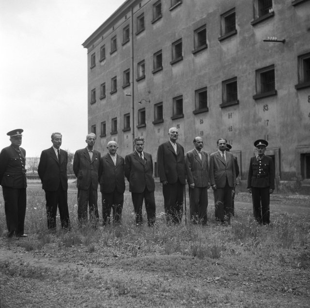 Členové protektorátní vlády na dvoře pankrácké věznice, červen 1945.