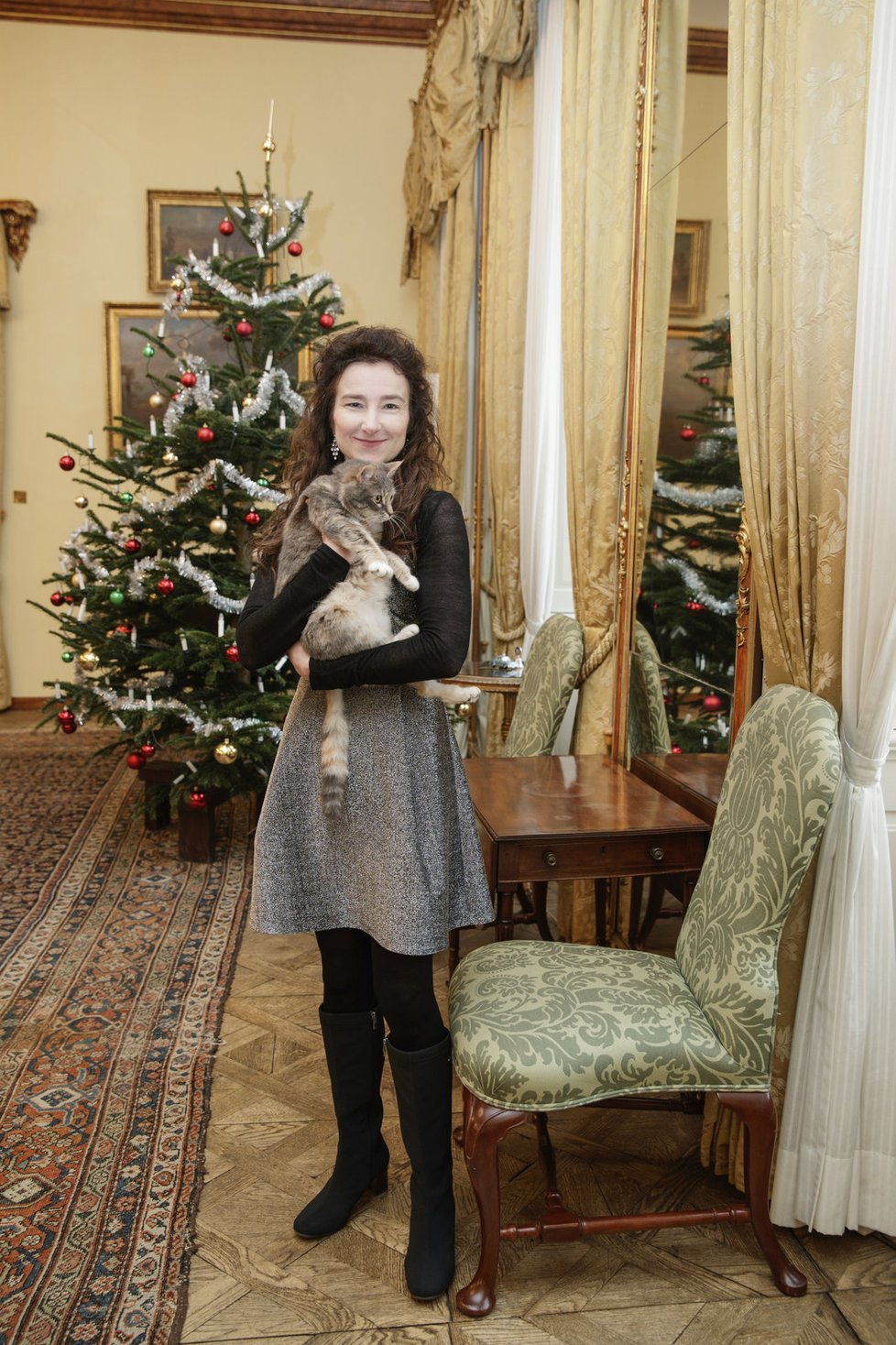 Jan Thompson si vzala dvojici koček, které s ní přebývají na ambasádě, z útulku. Na fotce s jednou z nich, Angel (Andělem).