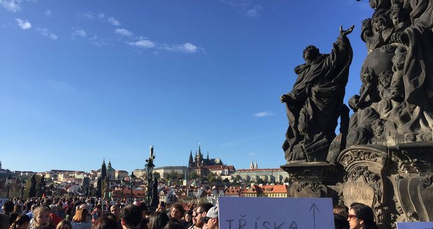 Jeden z obchodníků si na prodejní stojan připevnil tuhle cedulku.