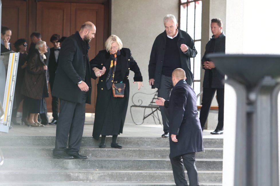 Pohřeb Jana Třísky a vysmátá vdova