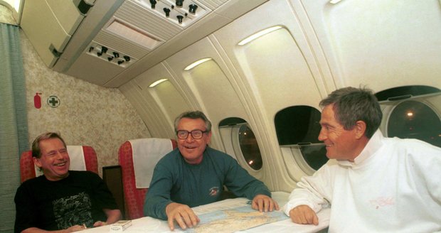 1995 – Jedna z mála jejich společných fotek z Havlova vládního letadla