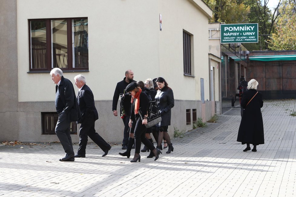 Po pietě v Národním se rodina Jana Třísky sešla pod dohledem ochranky na tajném pohřbu v pražských Strašnicích.