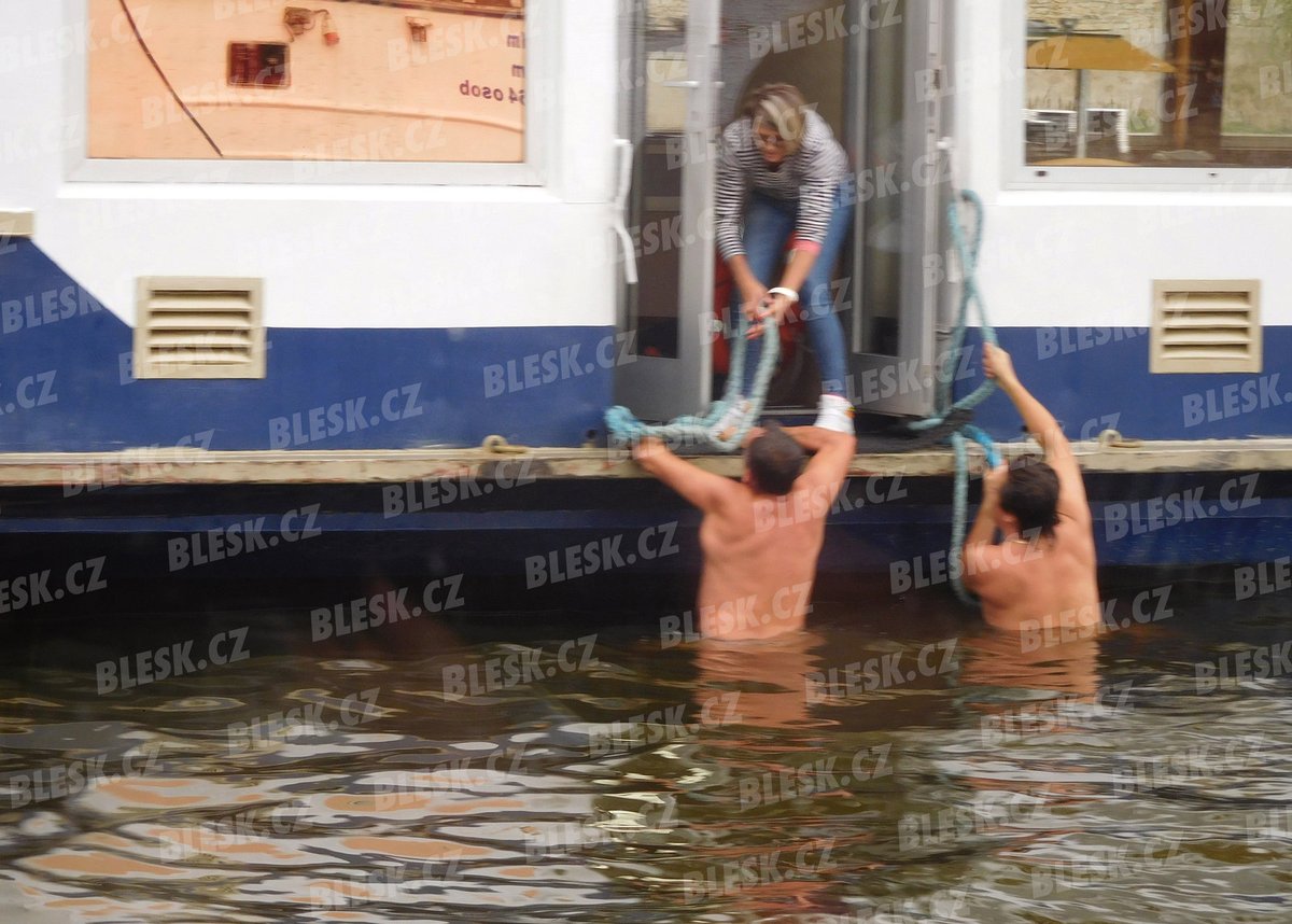 Dva Poláci se snažili bezvládného muže dostat na palubu výletní lodi ze všech sil.