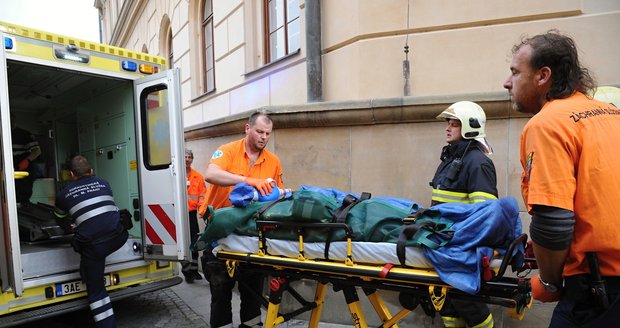 Záchranáři, kteří jej oživovali, mu okamžitě zakryli hlavu dekou.