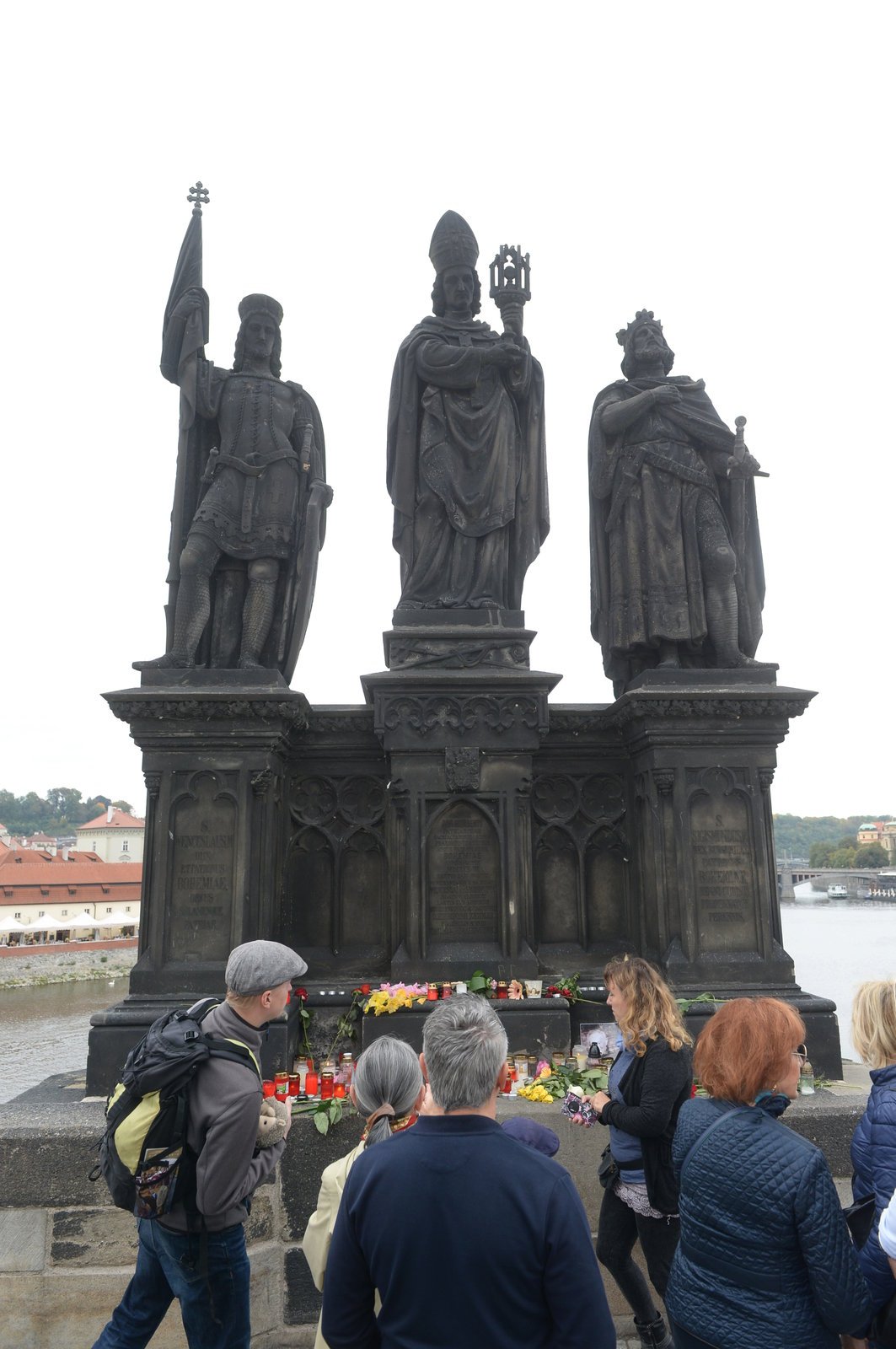 Lidé ze sousoší na Karlově mostě, odkud spadl Jan Tříska, vytvořili pietní místo.