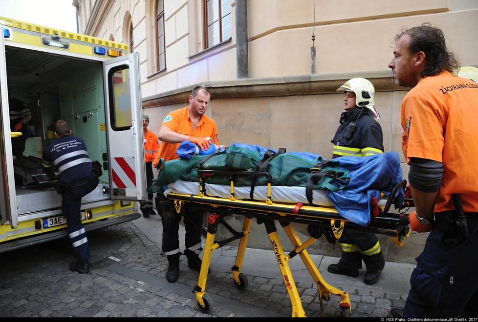 Záchranáři, kteří jej oživovali, mu okamžitě zakryli hlavu dekou.