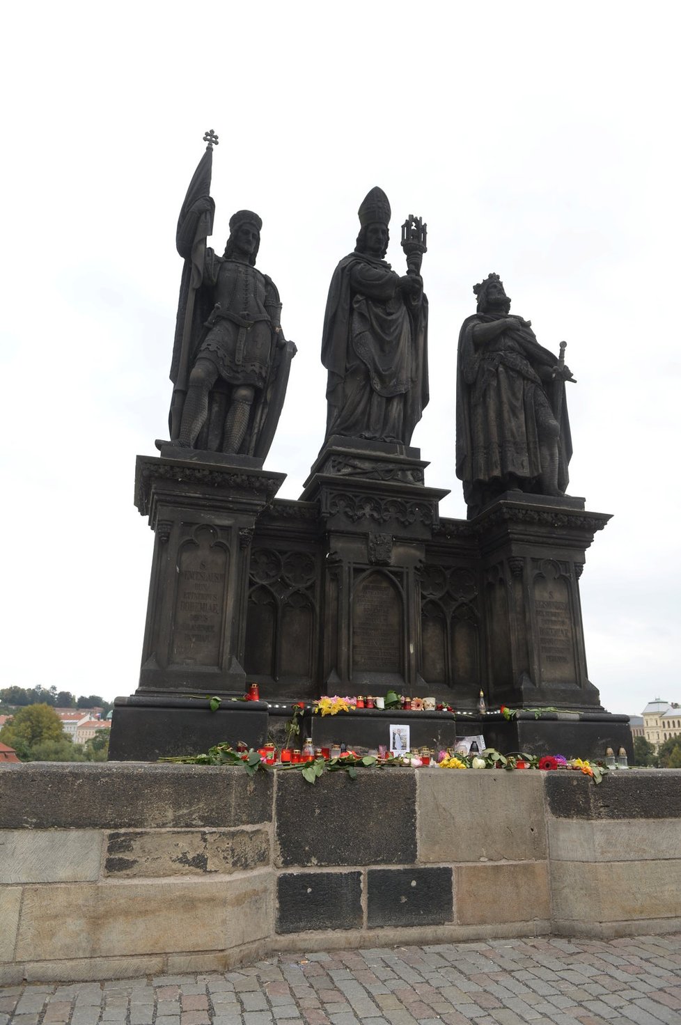 Lidé ze sousoší na Karlově mostě, odkud spadl Jan Tříska, vytvořili pietní místo.