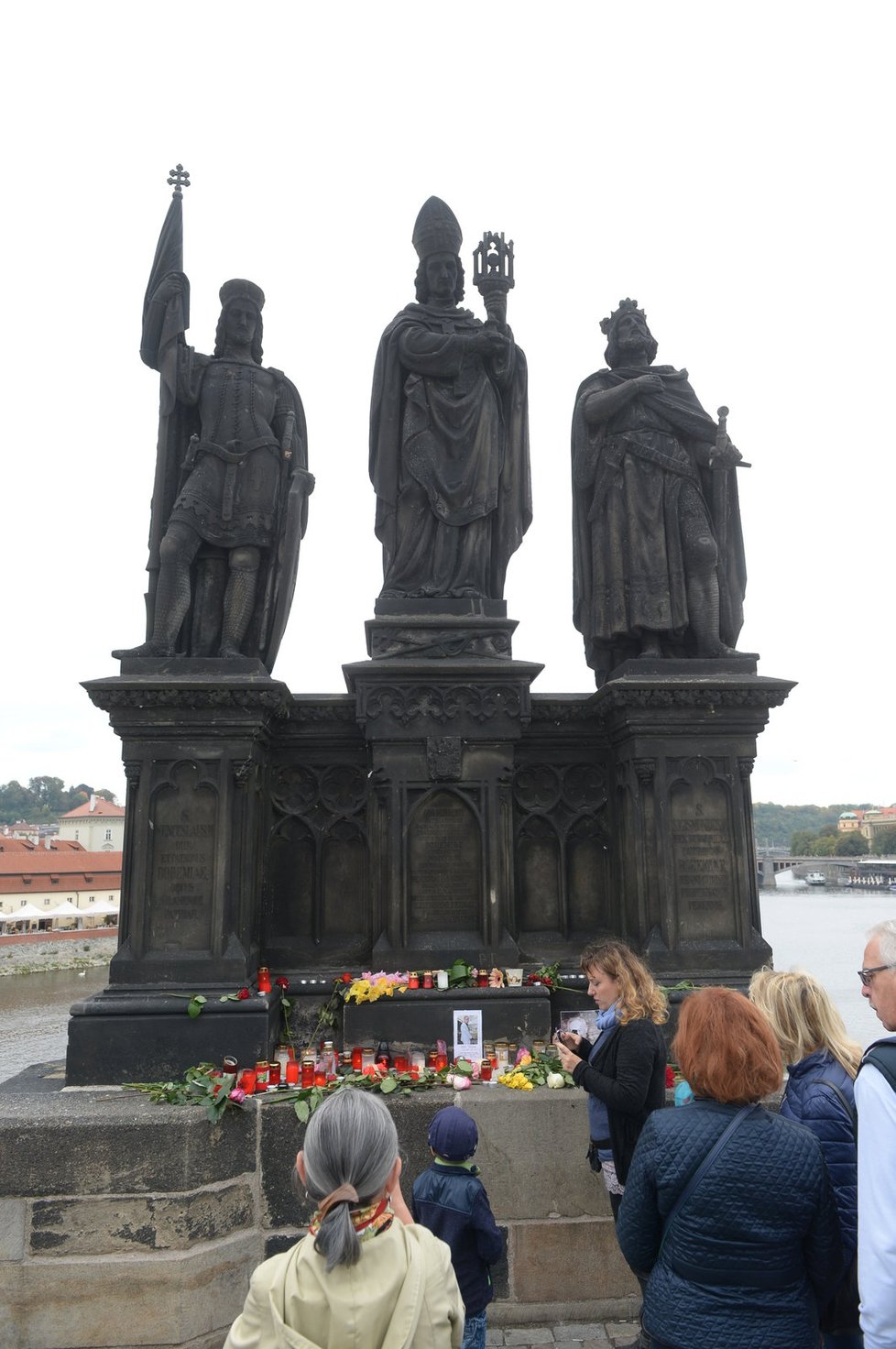 Lidé ze sousoší na Karlově mostě, odkud spadl Jan Tříska, vytvořili pietní místo.