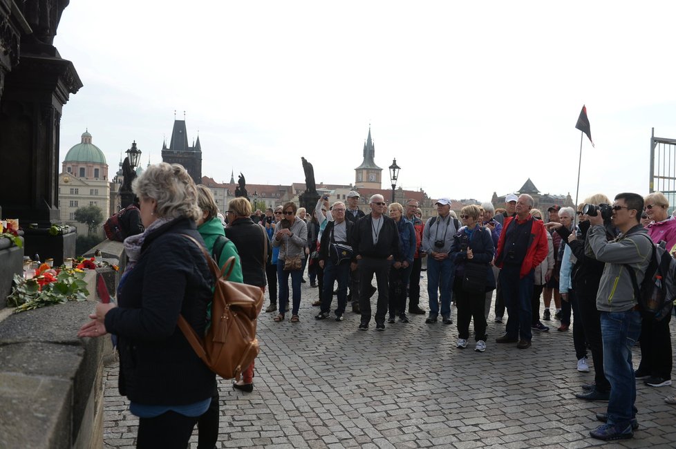 Pietní místo, které lidi vytvořili na památku Jana Třísky.