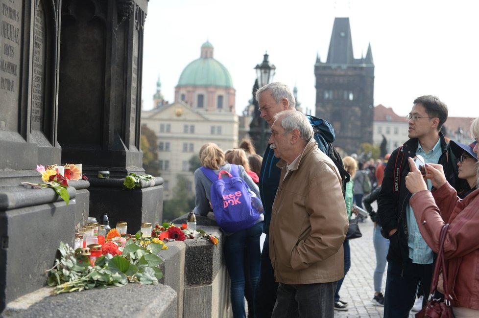 Pietní místo, které lidi vytvořili na památku Jana Třísky.