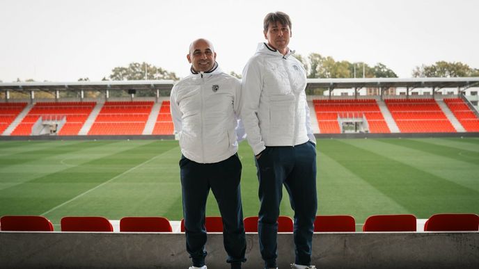Pardubice přebírá Jan Trousil (vpravo), spolu s ním přichází na pozici asistenta Tomáš Polách (vlevo) Pardubice přebírá Jan Trousil (vpravo), spolu s ním přichází na pozici asistenta Tomáš Polách (vlevo)