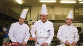 Šéfkuchař O2 areny Tomáš Kněž, Jan Tuna a šéf gastro oddělení pro skyboxy Jakub Kotyza při přípravách menu