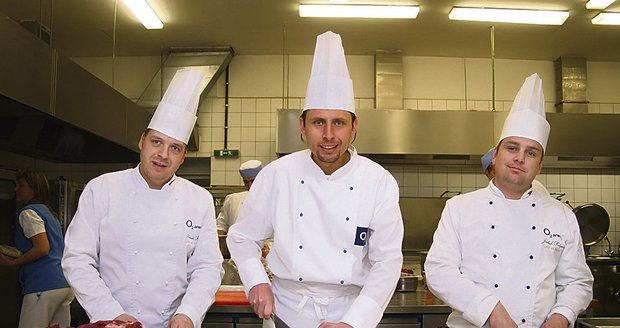 Šéfkuchař O2 areny Tomáš Kněž, Jan Tuna a šéf gastro oddělení pro skyboxy Jakub Kotyza při přípravách menu