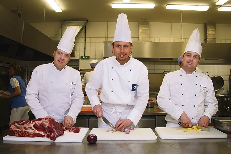 Šéfkuchař O2 areny Tomáš Kněž, Jan Tuna a šéf gastro oddělení pro skyboxy Jakub Kotyza při přípravách menu