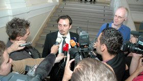 Obviněný Jan Turek v obležení novinájan turek, kuřimřů. Na nic zásadního ale neodpověděl