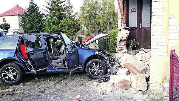 Takhle dopadlo děstské hřiště po Vanáčově opilecké jízdě.