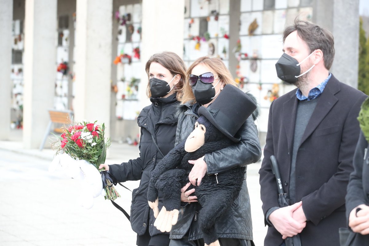 Smuteční hosté přicházejí na poslední rozloučení s Janem Vodňanským