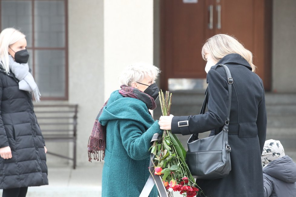 Smuteční hosté přicházejí na poslední rozloučení s Janem Vodňanským